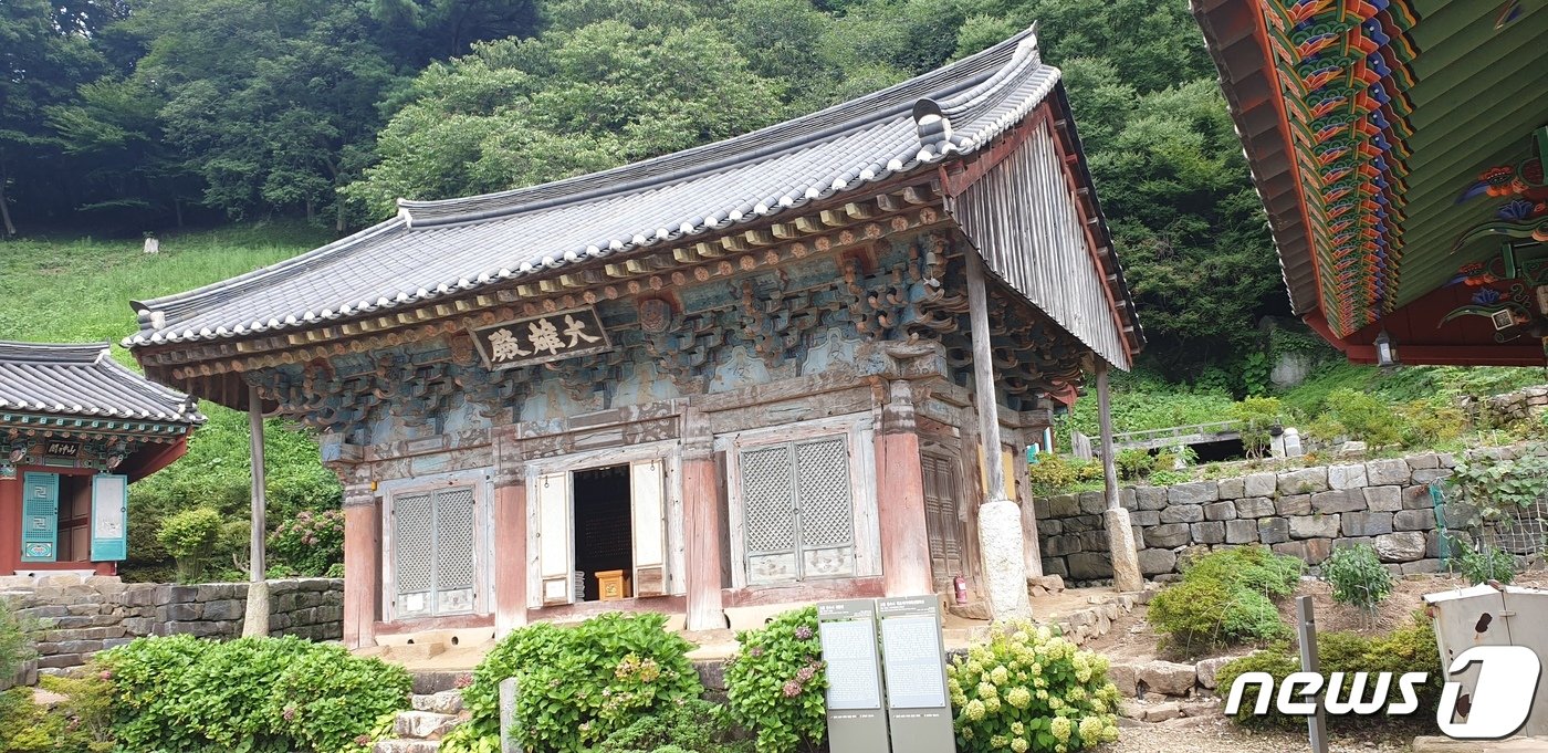 본문 이미지 - 측면에서 바라본 '고창 문수사 대웅전'(고창군 제공)2024.4.8/뉴스1 