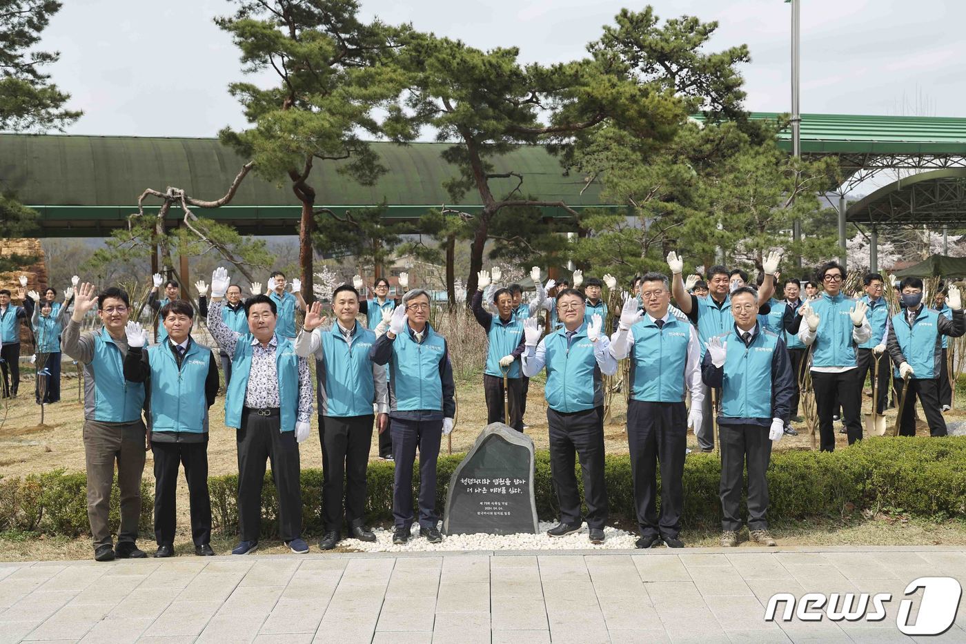 한국마사회 청렴 식목행사 참석자들이 기념사진을 찍고 있다.&#40;한국마사회 제공&#41; 2024.4.8/뉴스1 ⓒ News1 김민석 기자