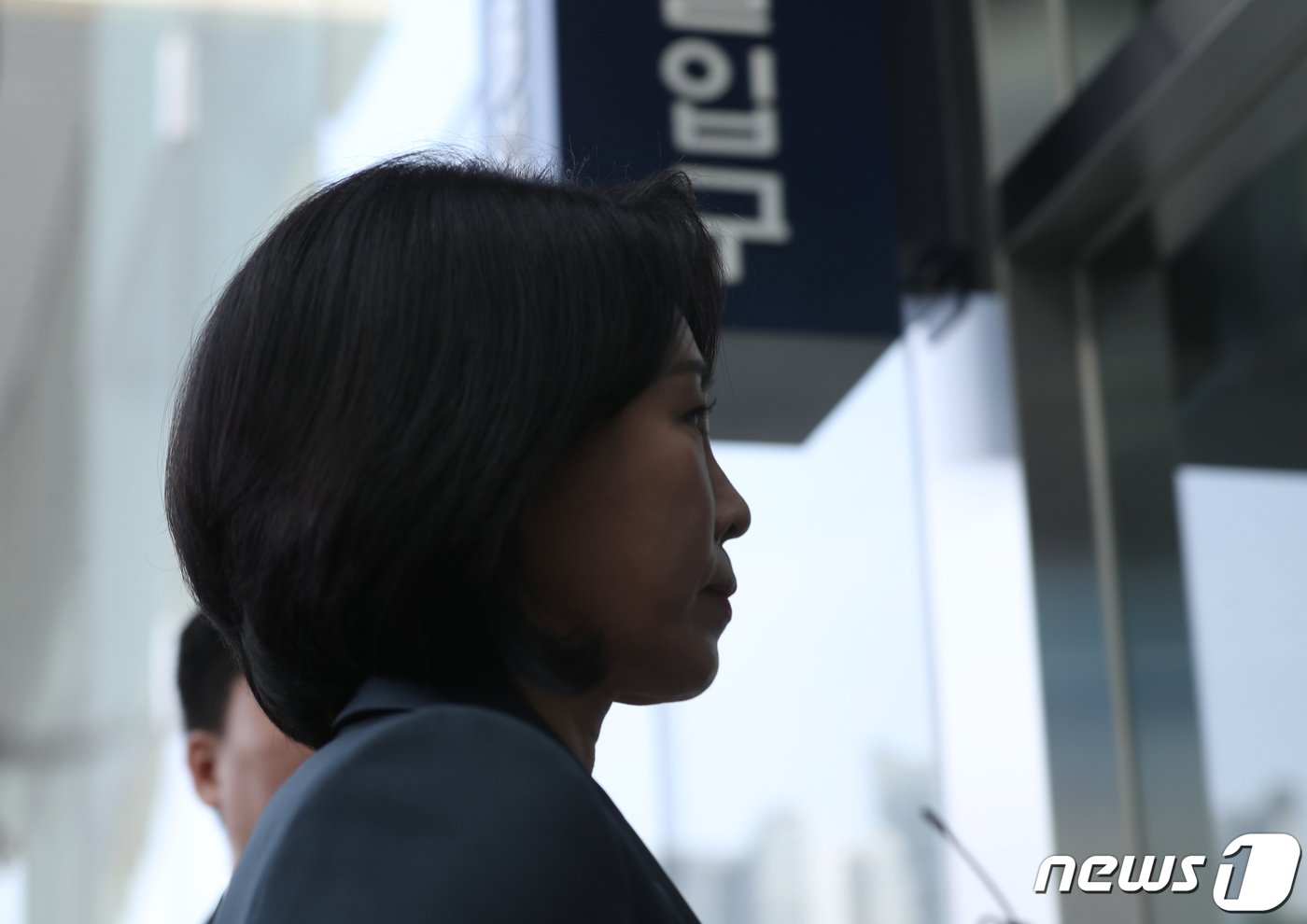본문 이미지 - ‘공직선거법 위반’ 혐의로 불구속 기소된 더불어민주당 이재명 대표의 배우자 김혜경 씨가 8일 오전 경기 수원시 영통구 수원지방법원에서 열린 2차 재판에 출석하고 있다. 2024.4.8/뉴스1 ⓒ News1 김영운 기자