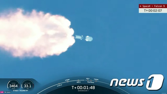 8일 오전(한국 시간) 미국 플로리다주 케네디 스페이스센터 발사장에서 군사정찰위성 2호기가 미국 민간 우주기업 '스페이스X'의 '팰컨9' 로켓에 탑재돼 발사되고 있다. (유튜브 스페이스X 영상 캡처) 2024.4.8/뉴스1