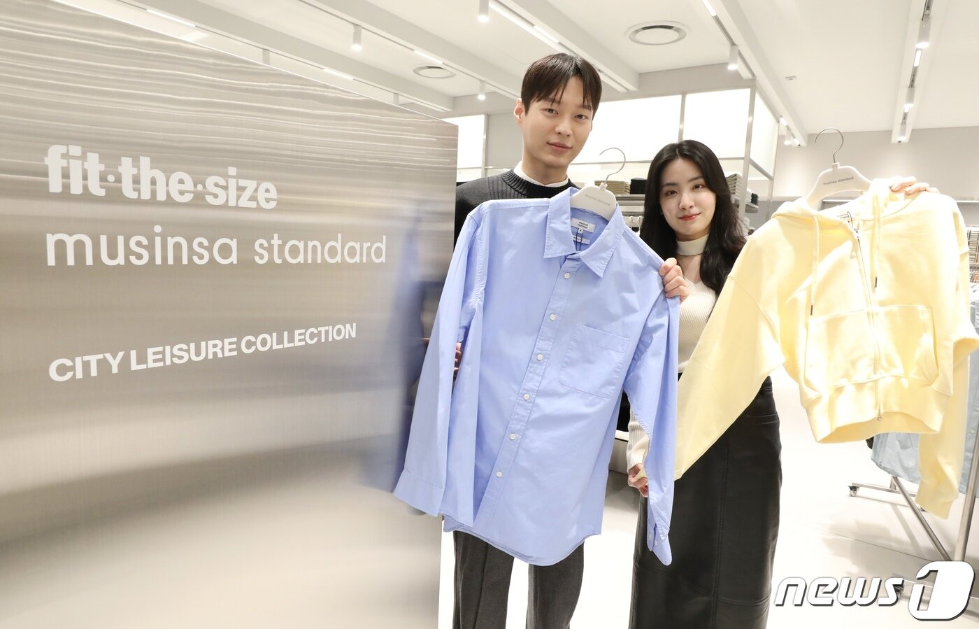 본문 이미지 - 8일 오전 경기 부천시 현대백화점 중동점 유플렉스 2층 &#39;무신사 스탠다드&#39; 매장에서 직원들이 제품을 소개하고 있다.&#40;현대백화점 제공&#41; 2024.4.8/뉴스1