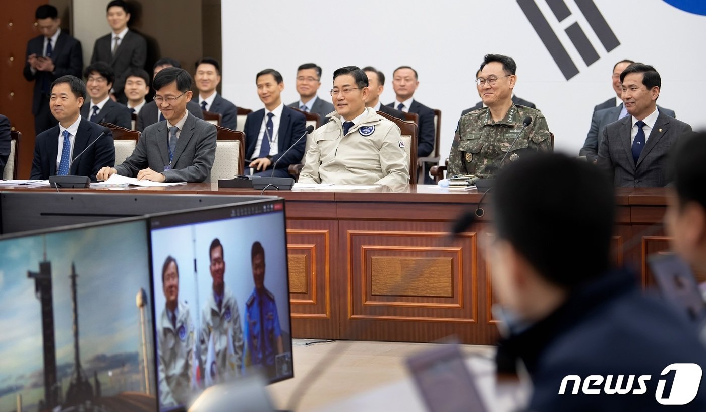 신원식 국방부 장관이 8일 오전 서울 용산구 국방부 대회의실에서 관계자들과 함께 우리 군 군사정찰위성 2호기 발사 현장 중계 장면을 바라보고 있다. &#39;합성개구레이더&#39;&#40;SAR&#41;를 탑재해 주·야간과 기상 악화 시에도 전천후 고해상도 영상·정보 수입이 가능한 우리 군의 군사정찰위성 2호기는 미 민간 우주업체 &#39;스페이스X&#39;의 &#39;팰컨9&#39; 로켓에 실려 발사됐다. &#40;국방부 제공&#41; 2024.4.8/뉴스1