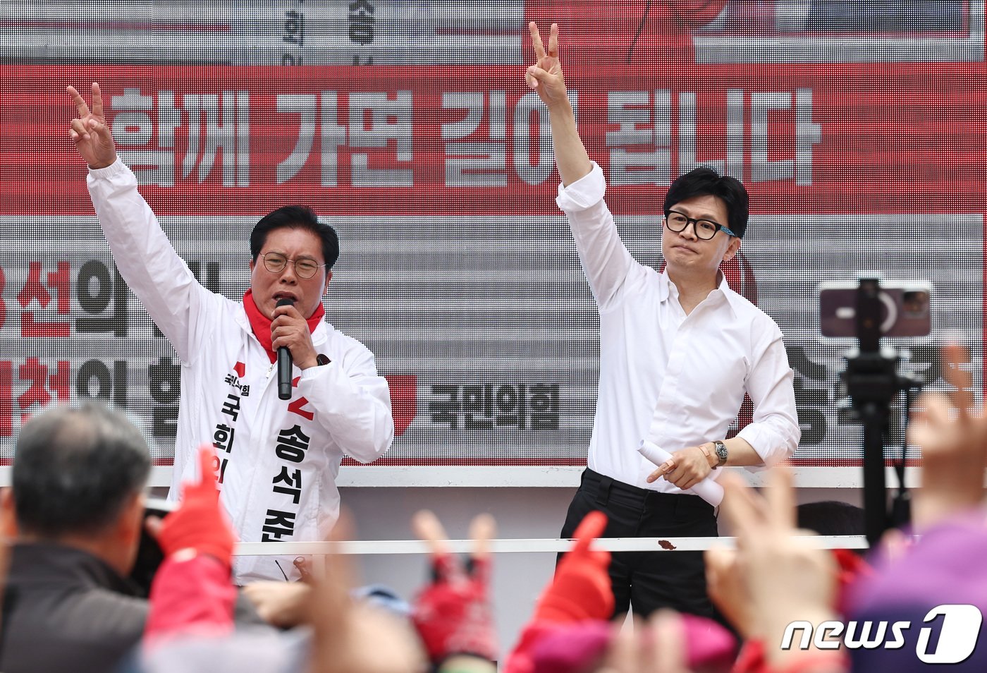 본문 이미지 - 한동훈 국민의힘 비상대책위원장 겸 총괄선거대책위원장이 8일 오전 경기도 이천시 중앙로문화의거리에서 송석준(경기 이천) 후보 지원유세를 하고 있다. 2024.4.8/뉴스1 ⓒ News1 구윤성 기자