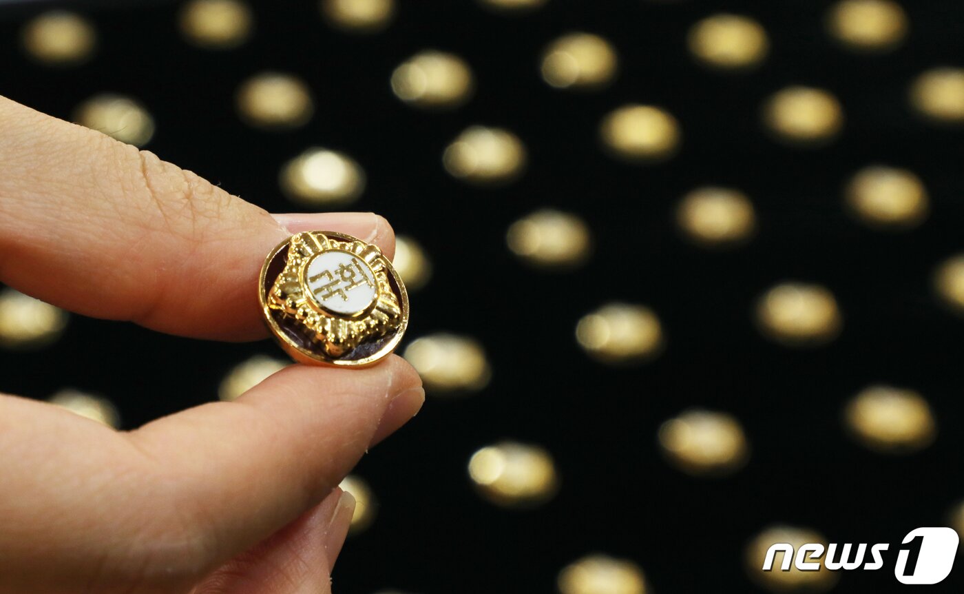 본문 이미지 - 총선을 이틀 앞둔 8일 서울 여의도 국회 의원회관에서 열린 제22대 국회 개원종합지원실 현판식에서 국회사무처 직원들이 제22대 국회의원들이 착용할 300개의 국회의원 배지를 공개하고 있다. (공동취재) 2024.4.8/뉴스1 ⓒ News1 송원영 기자