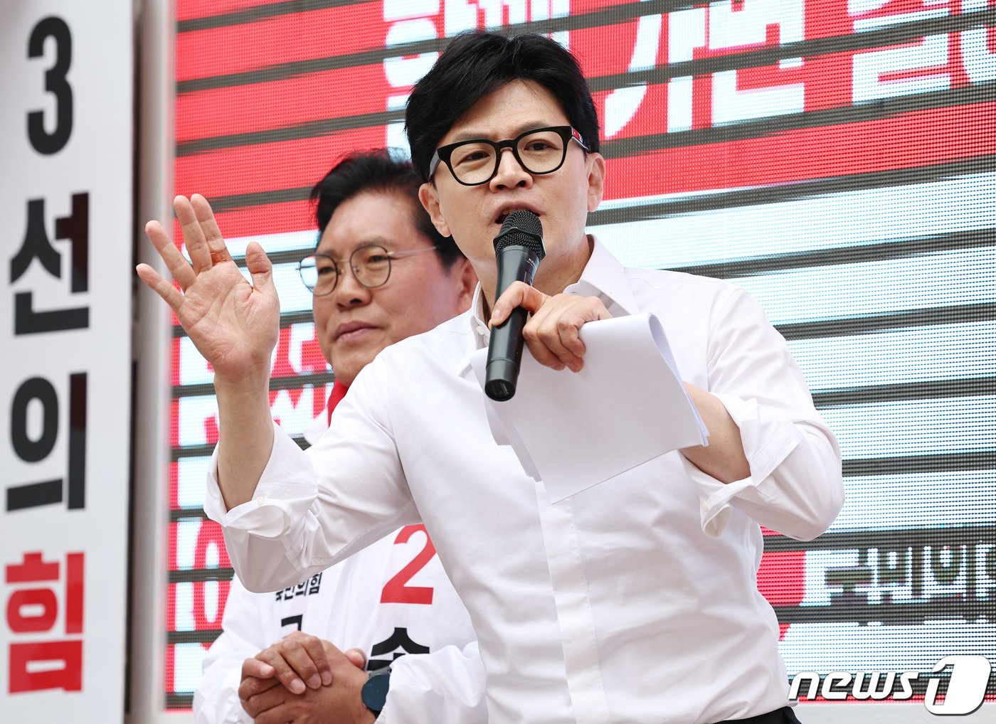 본문 이미지 - 한동훈 국민의힘 비상대책위원장 겸 총괄선거대책위원장이 8일 오전 경기도 이천시 중앙로문화의거리에서 송석준(경기 이천) 후보 지원유세를 하고 있다. 2024.4.8/뉴스1 ⓒ News1 구윤성 기자