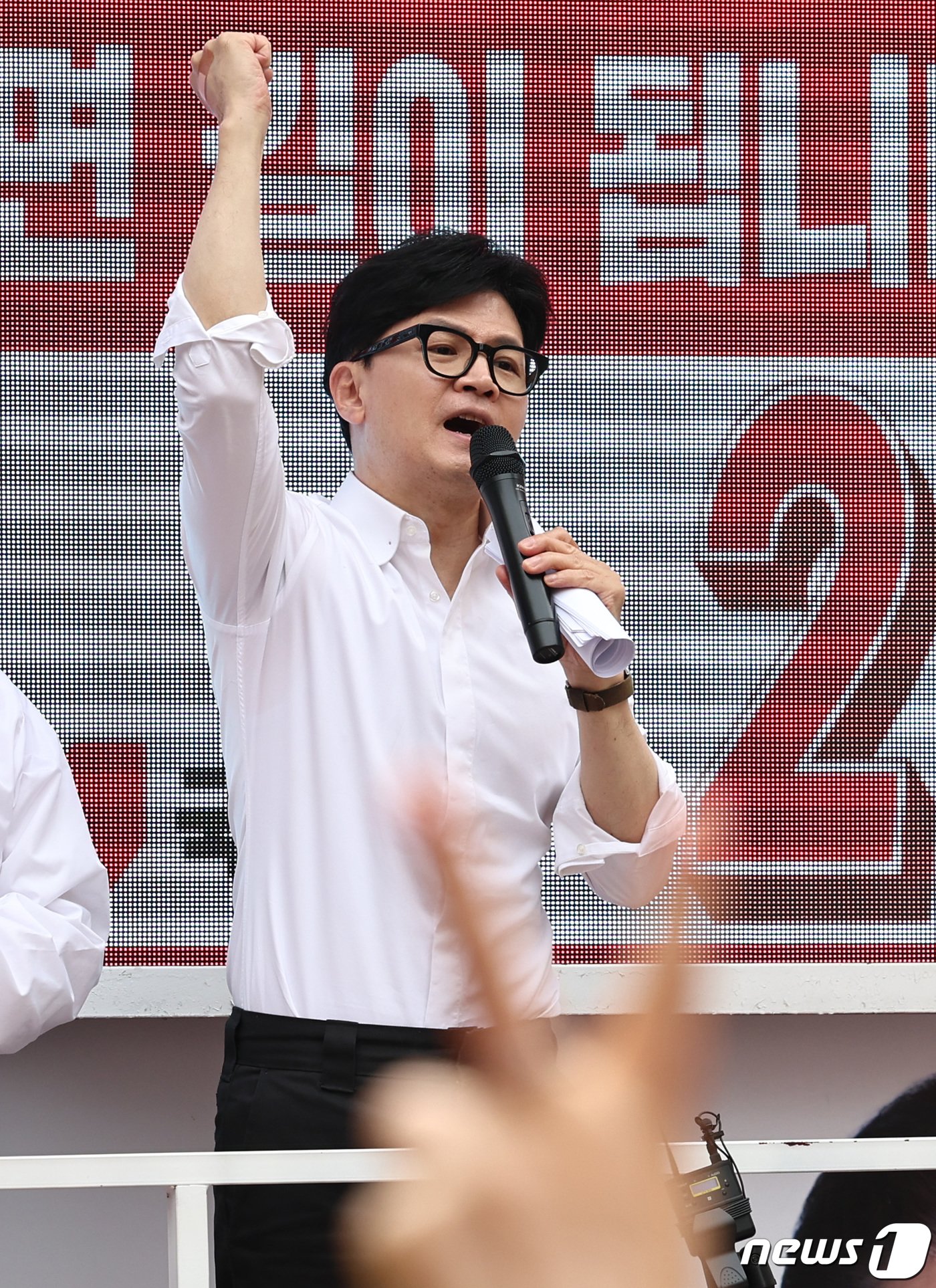 본문 이미지 - 한동훈 국민의힘 비상대책위원장 겸 총괄선거대책위원장이 8일 오전 경기도 이천시 중앙로문화의거리에서 송석준(경기 이천) 후보 지원유세를 하고 있다. 2024.4.8/뉴스1 ⓒ News1 구윤성 기자