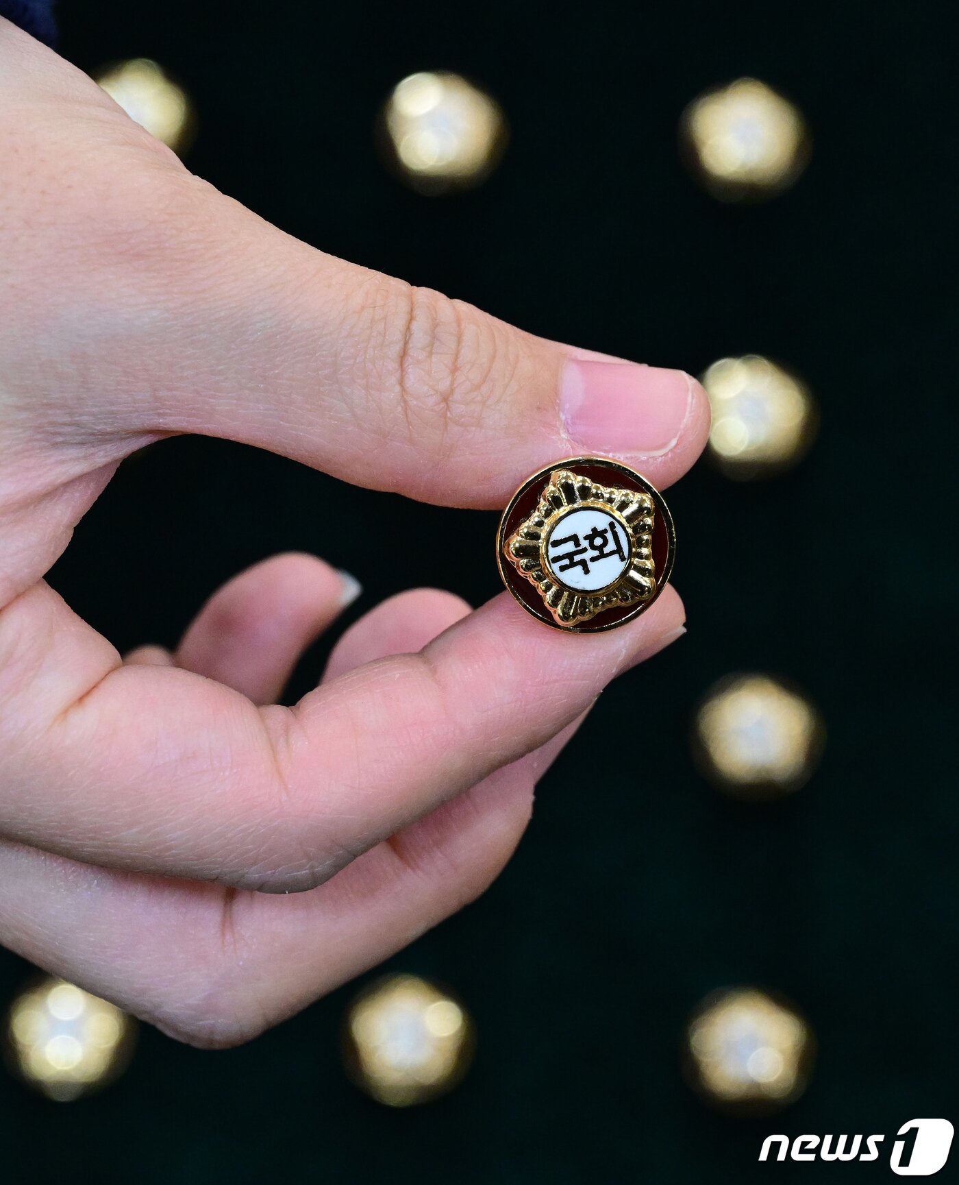 본문 이미지 - 총선을 이틀 앞둔 8일 서울 여의도 국회 의원회관에서 열린 제22대 국회 개원종합지원실 현판식에서 국회사무처 직원들이 제22대 국회의원들이 착용할 국회 배지를 공개하고 있다. (공동취재) 2024.4.8/뉴스1 ⓒ News1 송원영 기자