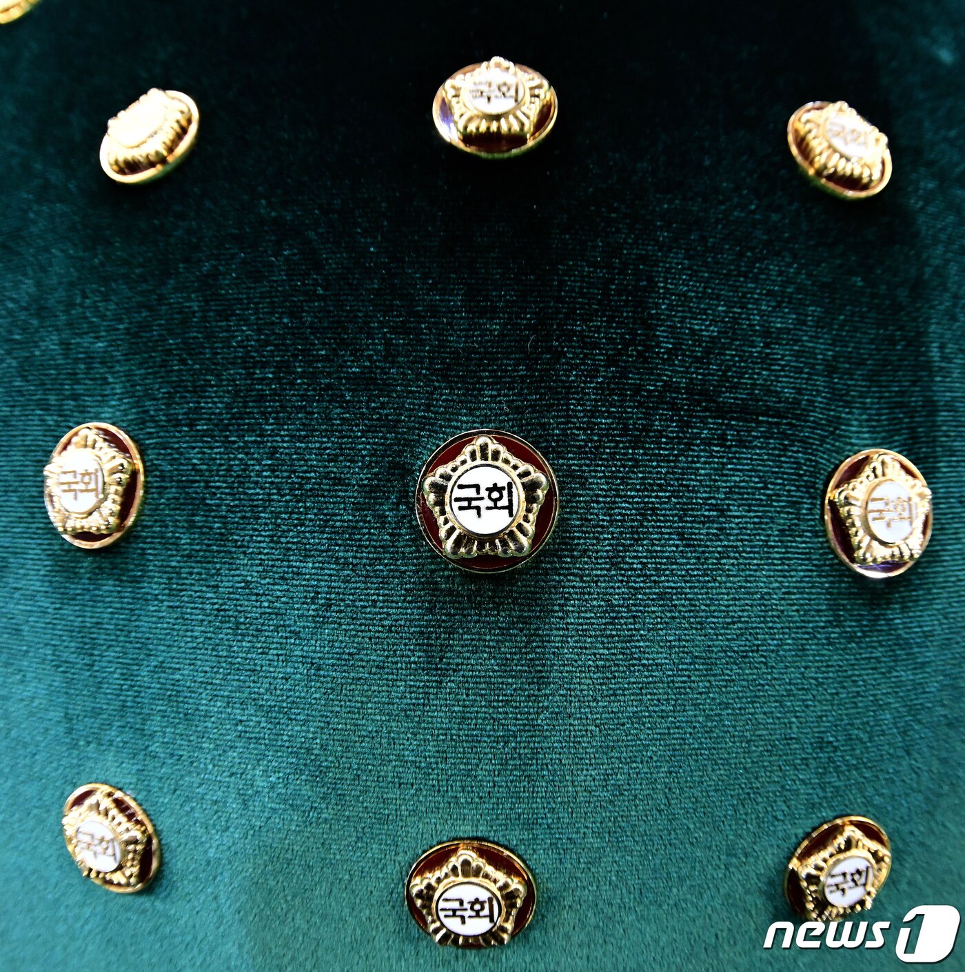 본문 이미지 - 총선을 이틀 앞둔 8일 서울 여의도 국회 의원회관에서 열린 제22대 국회 개원종합지원실 현판식에서 국회사무처 직원들이 제22대 국회의원들이 착용할 국회 배지를 공개하고 있다. (공동취재) 2024.4.8/뉴스1 ⓒ News1 송원영 기자