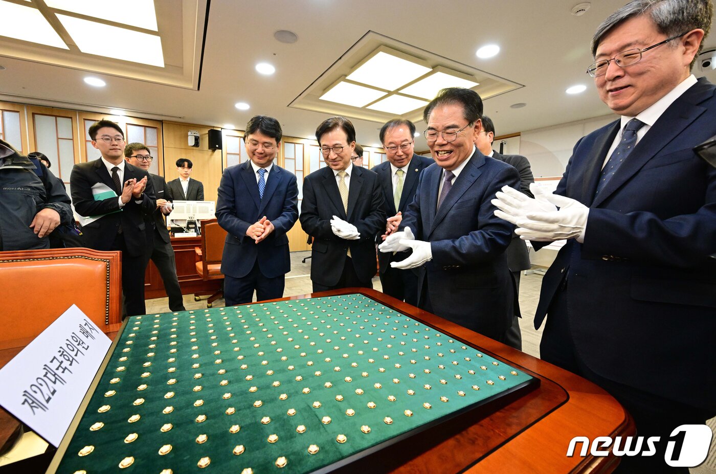 본문 이미지 - 총선을 이틀 앞둔 8일 서울 여의도 국회 의원회관에서 열린 제22대 국회 개원종합지원실 현판식에서 백재현 국회사무총장 등 제22대 국회의원들이 착용할 국회 배지를 살펴보고 있다. (공동취재) 2024.4.8/뉴스1 ⓒ News1 송원영 기자