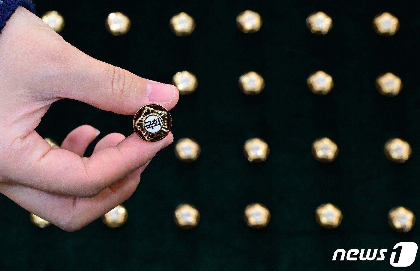 본문 이미지 - 총선을 이틀 앞둔 8일 서울 여의도 국회 의원회관에서 열린 제22대 국회 개원종합지원실 현판식에서 국회사무처 직원들이 제22대 국회의원들이 착용할 국회 배지를 공개하고 있다. (공동취재) 2024.4.8/뉴스1 ⓒ News1 송원영 기자