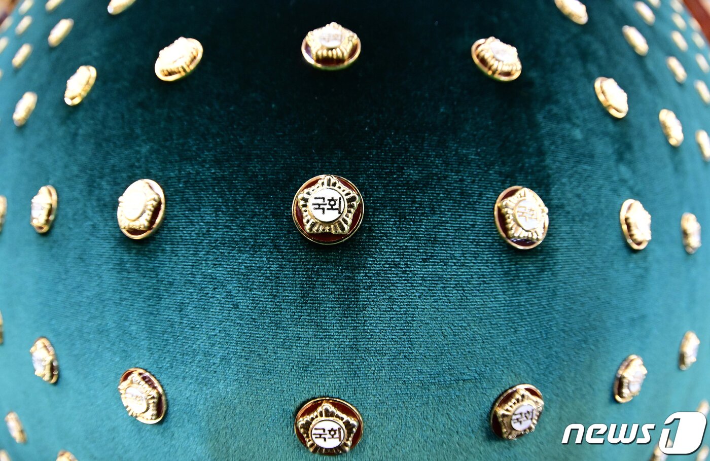 본문 이미지 - 총선을 이틀 앞둔 8일 서울 여의도 국회 의원회관에서 열린 제22대 국회 개원종합지원실 현판식에서 국회사무처 직원들이 제22대 국회의원들이 착용할 국회 배지를 공개하고 있다. (공동취재) 2024.4.8/뉴스1 ⓒ News1 송원영 기자