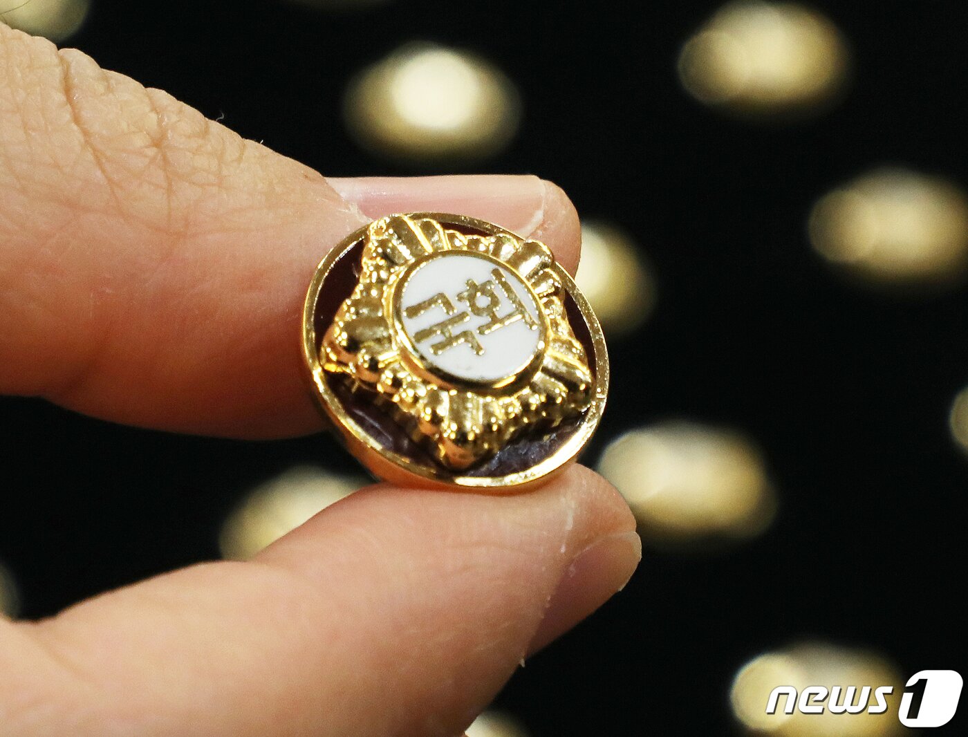 본문 이미지 - 총선을 이틀 앞둔 8일 서울 여의도 국회 의원회관에서 열린 제22대 국회 개원종합지원실 현판식에서 국회사무처 직원들이 제22대 국회의원들이 착용할 300개의 국회의원 배지를 공개하고 있다. (공동취재) 2024.4.8/뉴스1 ⓒ News1 송원영 기자