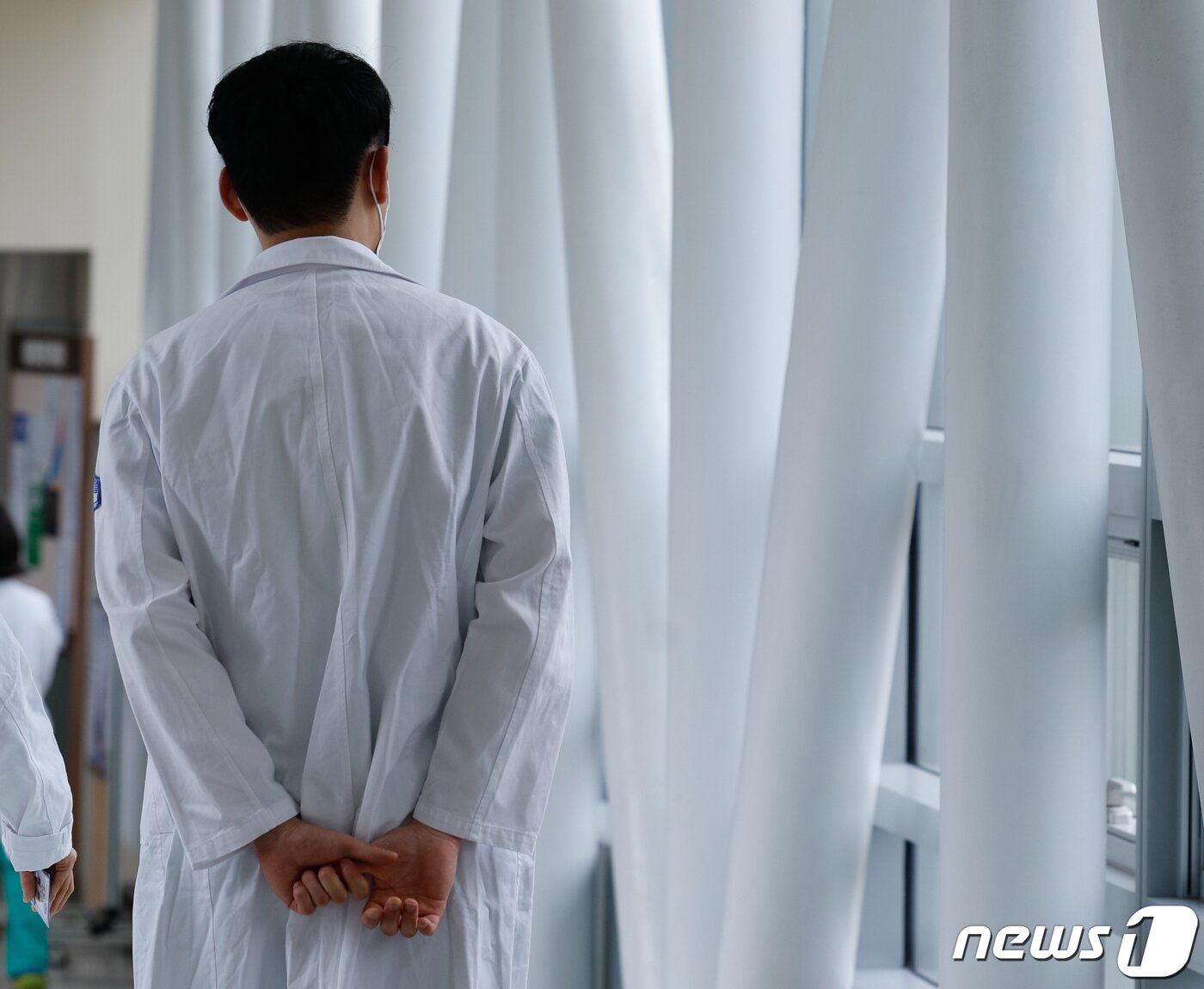 본문 이미지 - 8일 서울 시내 대학병원에서 의료진들이 이동하고 있다. 2024.4.8/뉴스1 ⓒ News1 안은나 기자