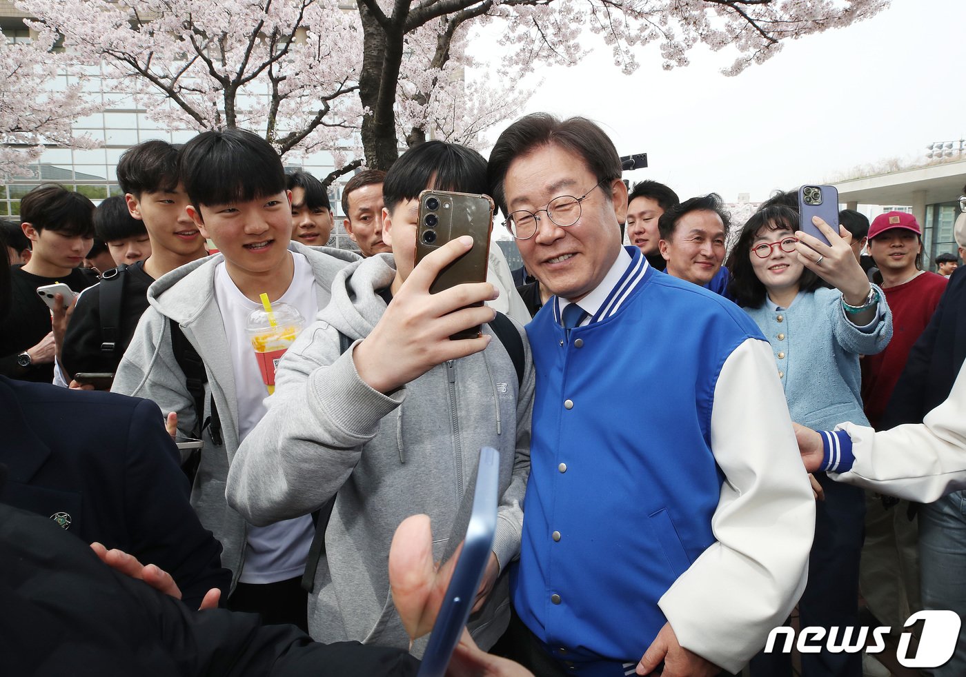 이재명 더불어민주당 대표가 8일 서울 동작구 숭실대학교에서 열린 류삼영 서울 동작을 후보의 지원유세에서 학생들과 셀카를 찍고 있다. 2024.4.8/뉴스1 ⓒ News1 임세영 기자