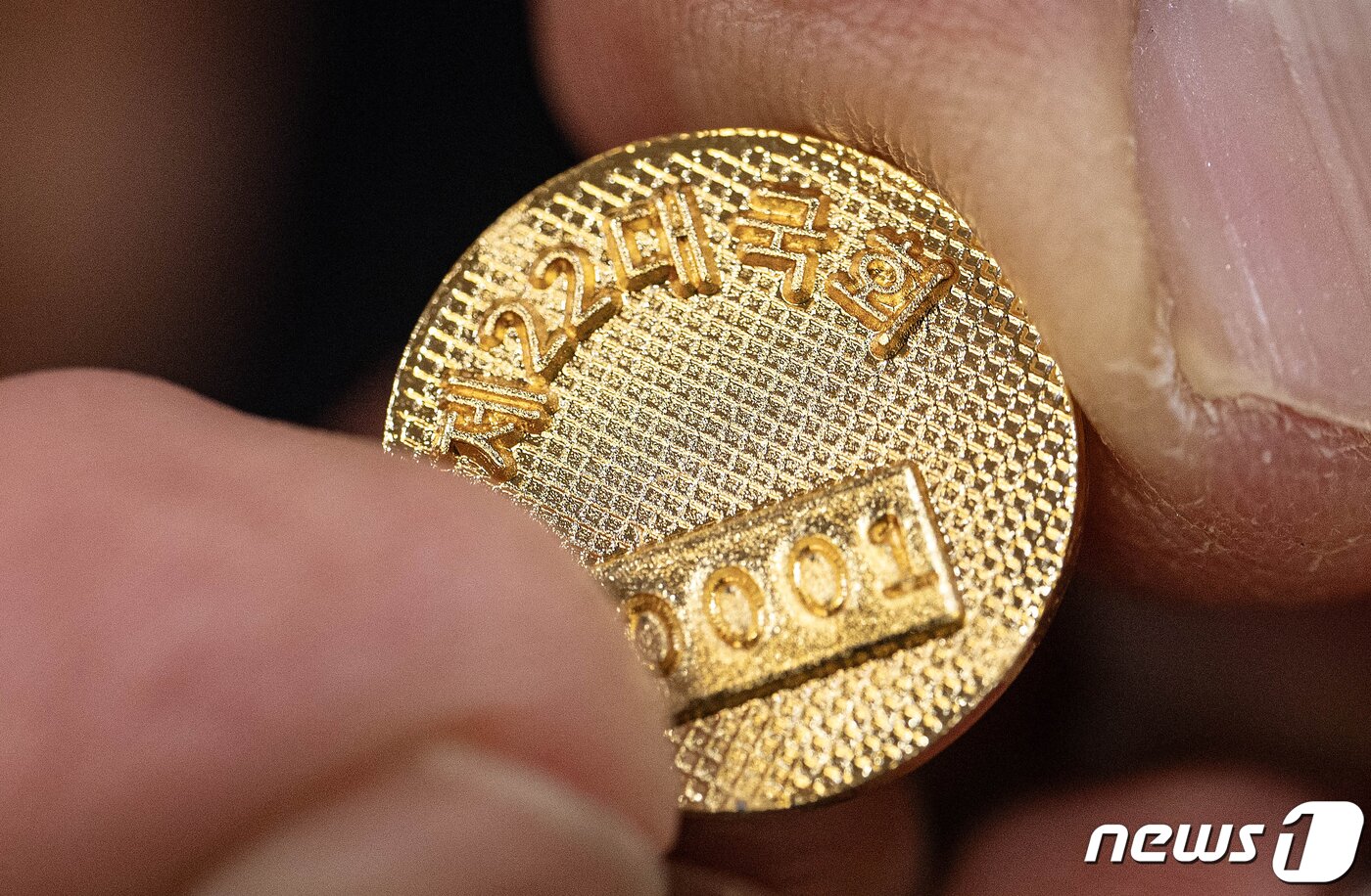 본문 이미지 - 총선을 이틀 앞둔 8일 서울 여의도 국회 의원회관에서 열린 제22대 국회 개원종합지원실 현판식에서 국회사무처 직원들이 제22대 국회의원들이 착용할 국회 배지를 공개하고 있다. (공동취재) 2024.4.8/뉴스1 ⓒ News1 송원영 기자