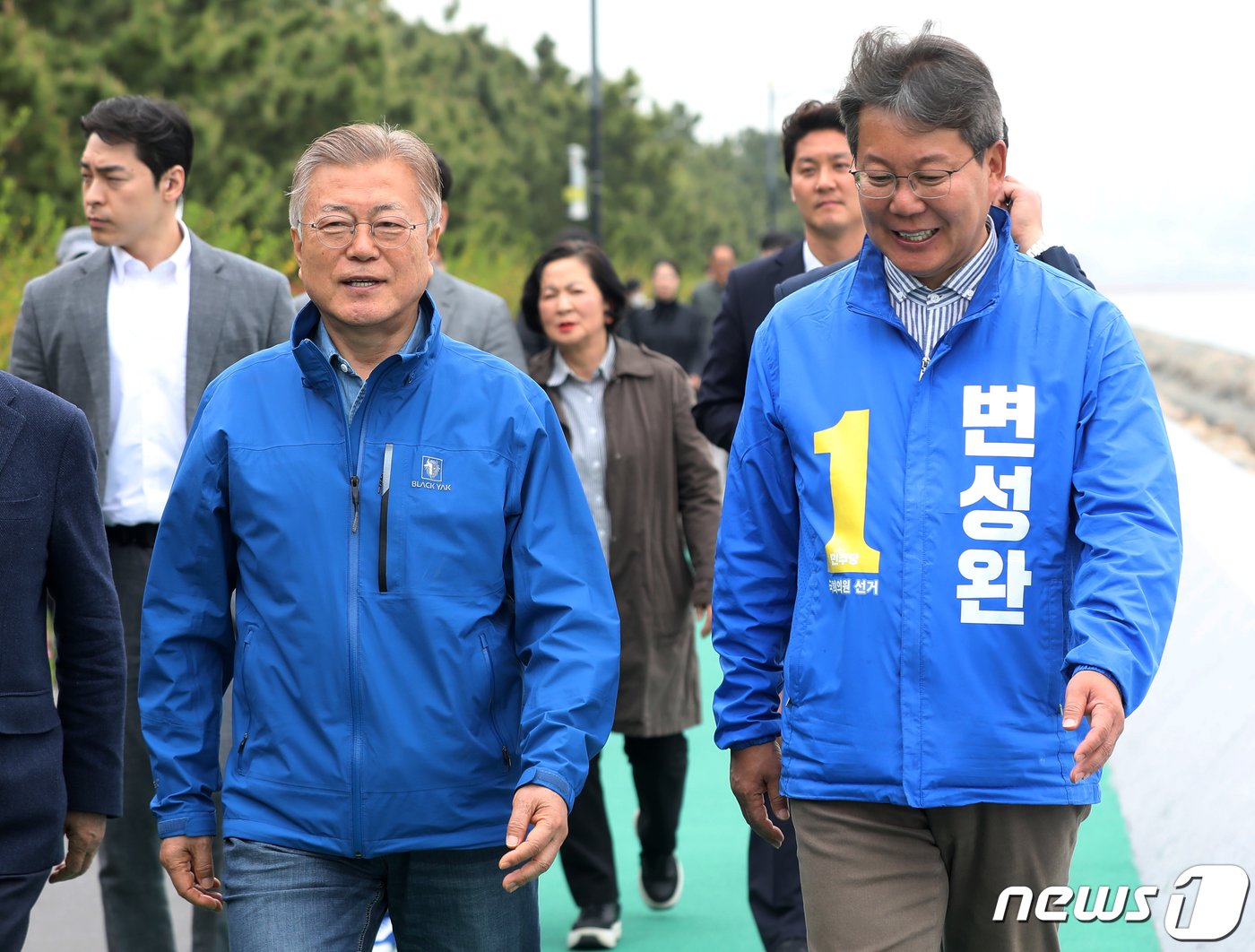 본문 이미지 - 문재인 전 대통령이 8일 부산 강서구 명지해안산책로에서 강서구에 출마한 변성완 더불어민주당 후보와 함께 시민들에게 인사하고 있다. 2024.4.8/뉴스1 ⓒ News1 윤일지 기자