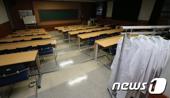 본문 이미지 -  정부의 의대 증원에 반발해 의학과 학생들이 수업 거부 등 집단행동을 이어가고 있는 가운데 지난달 5일 대전에 위치한 한 의과대학 의학과 전용강의실이 비어 있다. /뉴스1 ⓒ News1 김기태 기자