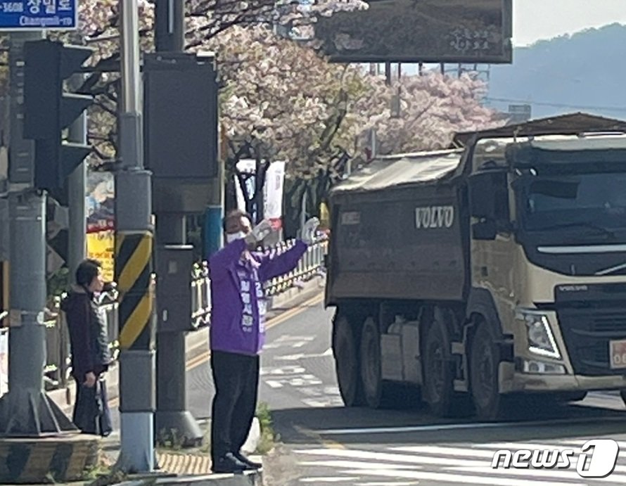 김병태 밀양시장 무소속 후보가 8일 신촌오거리에서 출근인사를 하고 있다&#40;김병태 캠프 제공&#41;. 2024.4.8