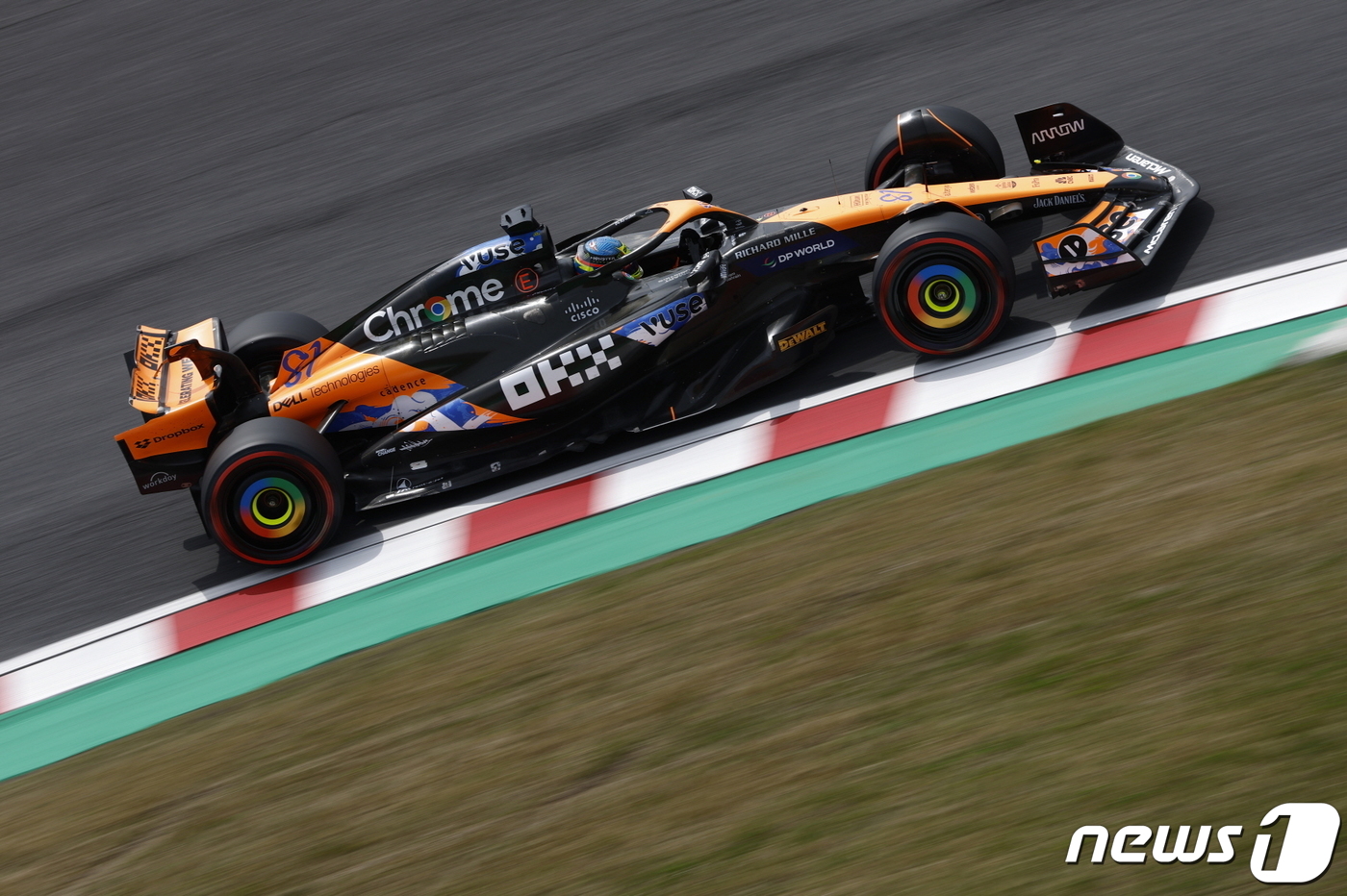 (서울=뉴스1) = 지난 3일 일본 아티스트 밀츠(MILTZ)가 BAT의 대표 액상형 전자담배 브랜드 뷰즈(Vuse)를 주제로 디자인한 2024 F1 일본 그랑프리 맥라렌 MCL3 …