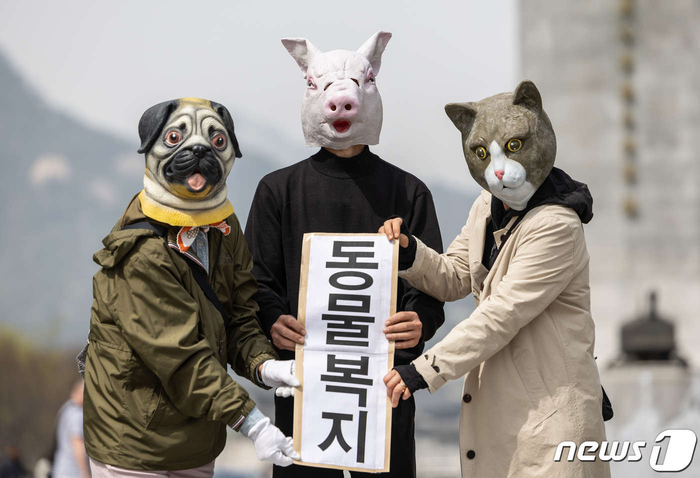 (서울=뉴스1) 이재명 기자 = 한국동물보호연합 회원들이 8일 오후 서울 세종대로 광화문광장에서 열린 '4월 10일 총선에는 인간복지, 동물복지에 투표해주세요' 기자회견에서 퍼포먼 …