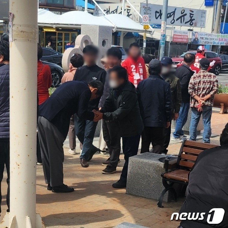 본문 이미지 - 제22대 총선 강릉선거구 김중남 더불어민주당 후보 캠프에서 김홍규 강릉시장이 지난 6일 권성동 국민의힘 후보 유세현장에서 시민들과 인사를 나눴다고 주장하며 공개한 사진.(김중남 후보 캠프 제공) 2024.4.8/뉴스1