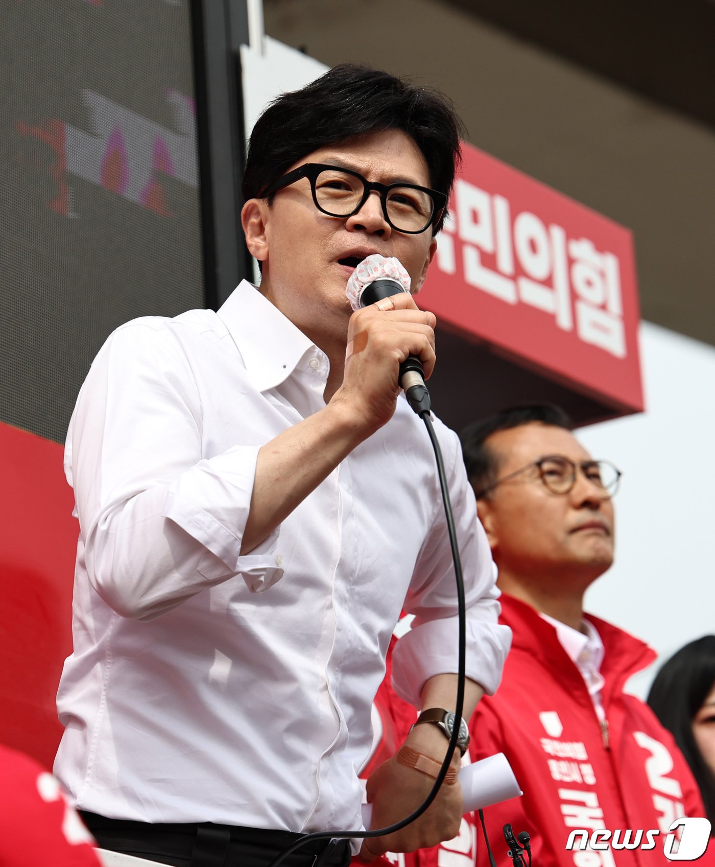 본문 이미지 - 한동훈 국민의힘 비상대책위원장 겸 총괄선거대책위원장이 8일 오후 경기 용인시 처인구 용인중앙시장 일대에서 집중유세를 하고 있다. 2024.4.8/뉴스1 ⓒ News1 구윤성 기자