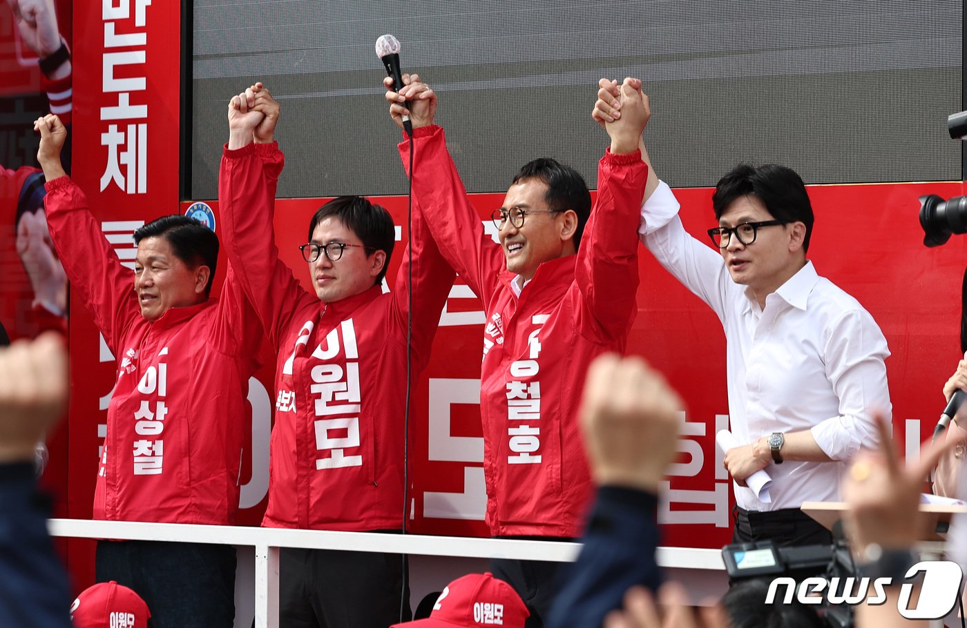 본문 이미지 - 한동훈 국민의힘 비상대책위원장 겸 총괄선거대책위원장이 8일 오후 경기 용인시 처인구 용인중앙시장 일대에서 집중유세를 하고 있다. 2024.4.8/뉴스1 ⓒ News1 구윤성 기자