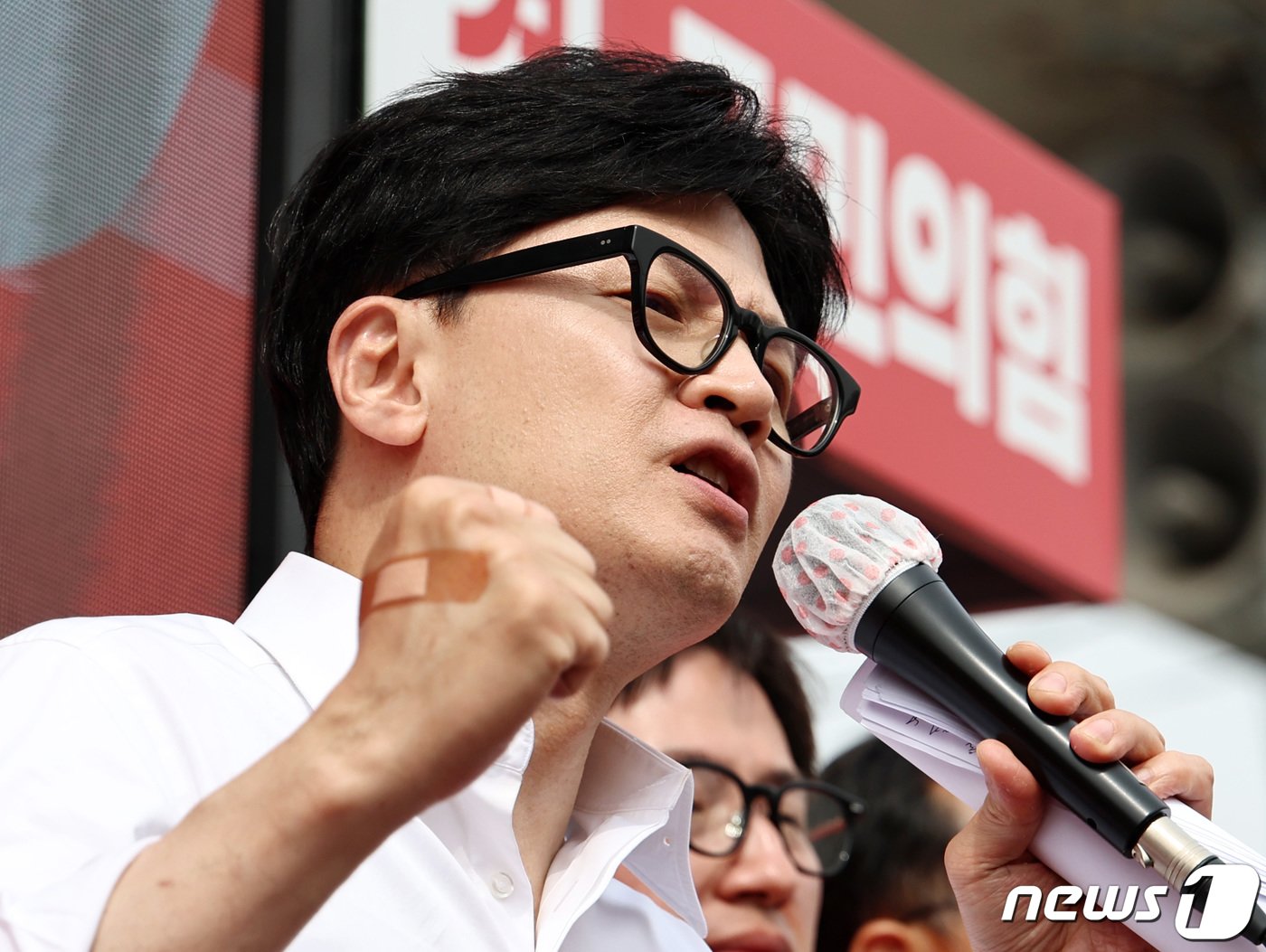 본문 이미지 - 한동훈 국민의힘 비상대책위원장 겸 총괄선거대책위원장이 8일 오후 경기 용인시 처인구 용인중앙시장 일대에서 집중유세를 하고 있다. 2024.4.8/뉴스1 ⓒ News1 구윤성 기자
