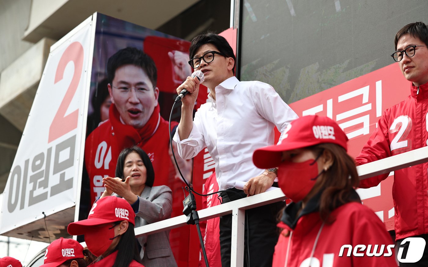 본문 이미지 - 한동훈 국민의힘 비상대책위원장 겸 총괄선거대책위원장이 8일 오후 경기 용인시 처인구 용인중앙시장 일대에서 집중유세를 하고 있다. 2024.4.8/뉴스1 ⓒ News1 구윤성 기자