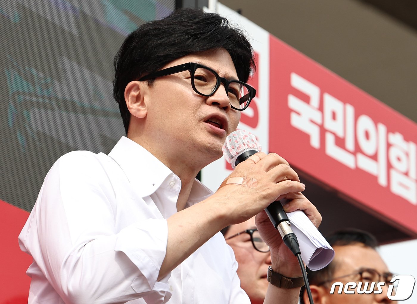 본문 이미지 - 한동훈 국민의힘 비상대책위원장 겸 총괄선거대책위원장이 8일 오후 경기 용인시 처인구 용인중앙시장 일대에서 집중유세를 하고 있다. 2024.4.8/뉴스1 ⓒ News1 구윤성 기자