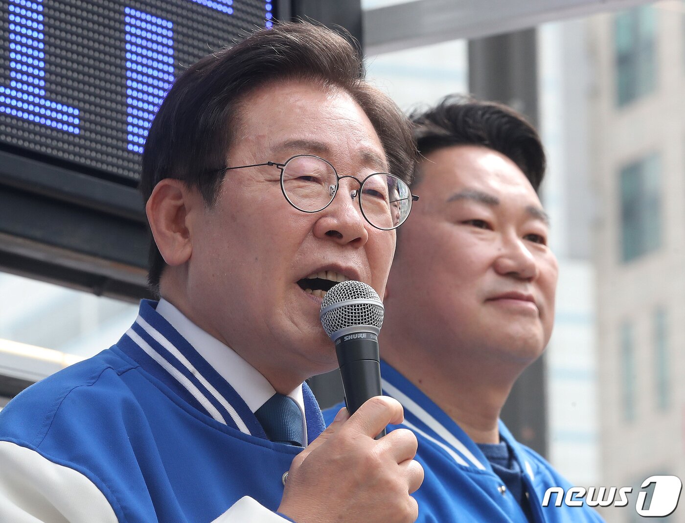 본문 이미지 - 이재명 더불어민주당 대표가 8일 오후 서울 종로구 종로 인근에서 곽상언 서울 종로 후보의 지지를 호소하고 있다. 2024.4.8/뉴스1 ⓒ News1 임세영 기자