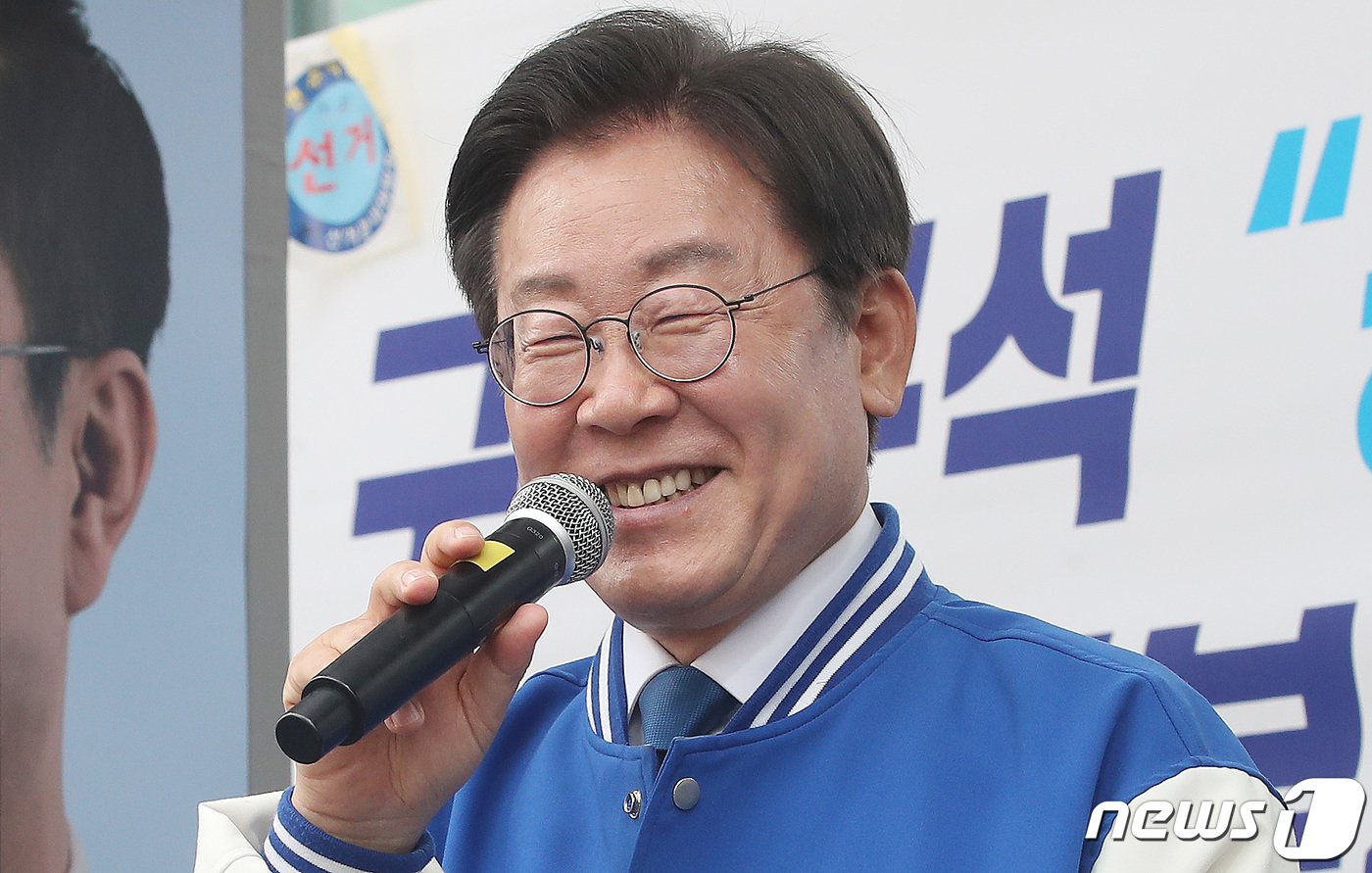 본문 이미지 - 이재명 더불어민주당 대표가 8일 오후 서울 중구 신일교회 앞에서 박성준 서울 중구성동을 후보의 지지를 호소하고 있다. 2024.4.8/뉴스1 ⓒ News1 임세영 기자