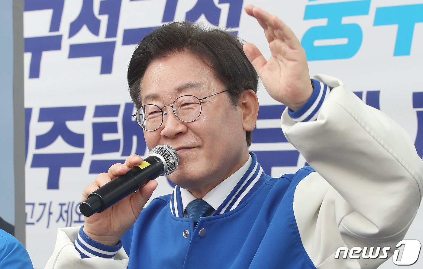 본문 이미지 - 이재명 더불어민주당 대표가 8일 오후 서울 중구 신일교회 앞에서 박성준 서울 중구성동을 후보의 지지를 호소하고 있다. 2024.4.8/뉴스1 ⓒ News1 임세영 기자