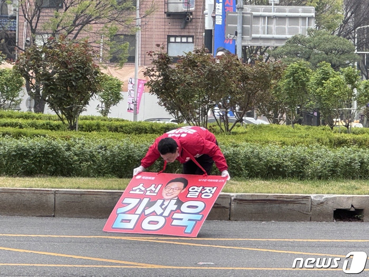 22대 총선 울산 남구갑에 출마하는 김상욱 국민의힘 후보가 8일 공업탑로터리에서 선거유세를 하고 있다. 2024.4.8/뉴스1 ⓒ News1 김세은 기자