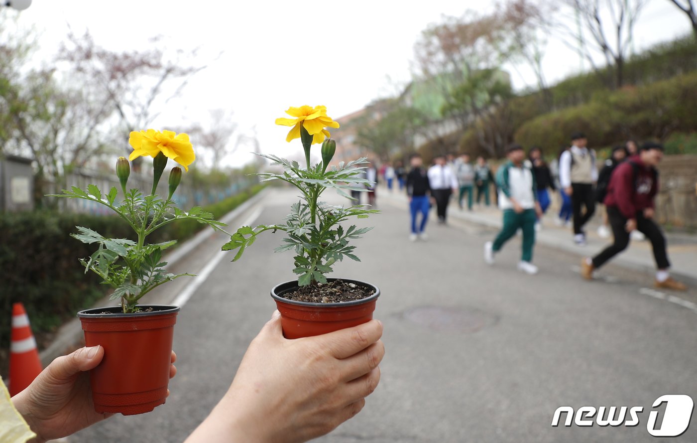 8일 오후 경기 안산시 단원구 단원고등학교 앞에서 열린 &#39;4.16세월호 참사 10주기 기억선포식&#39;에서 유가족들이 단원고 학생들에게 노란 꽃을 나눠주고 있다. 2024.4.8/뉴스1 ⓒ News1 김영운 기자