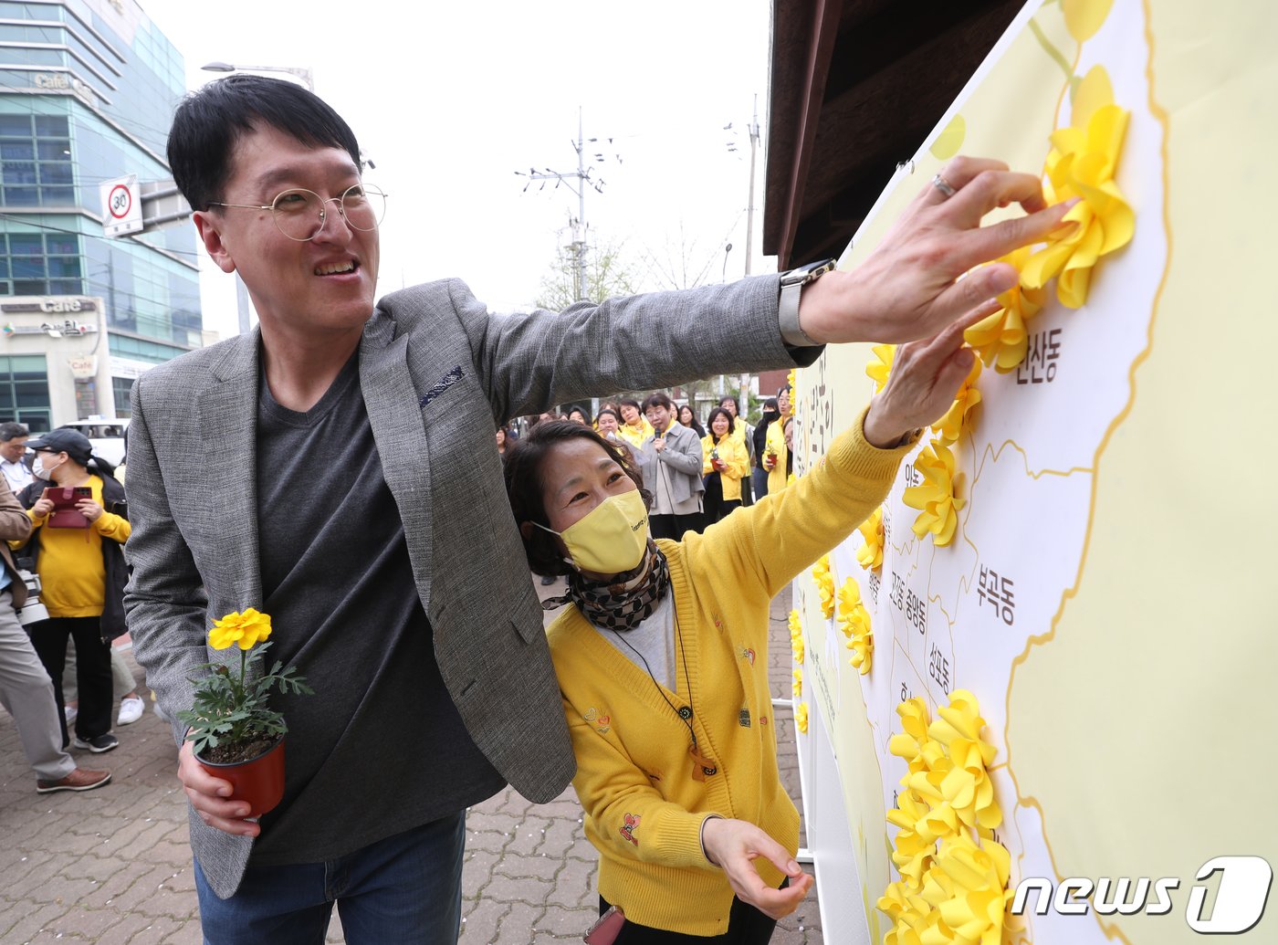 본문 이미지 - 8일 오후 경기 안산시 단원구 단원고등학교 앞에서 열린 &#39;4.16세월호 참사 10주기 기억선포식&#39;에서 유가족들과 참가자들이 노란 꽃 전달식 퍼포먼스를 하고 있다. 2024.4.8/뉴스1 ⓒ News1 김영운 기자