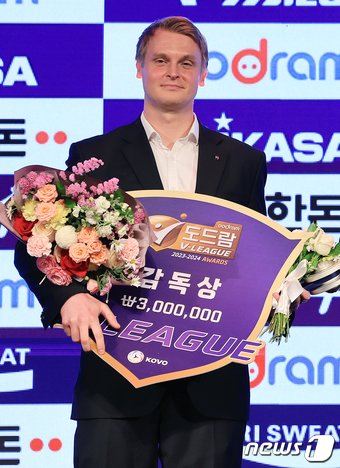 본문 이미지 - 토미 틸리카이넨 대한항공 감독이 8일 오후 서울 서초구 더케이 호텔 서울 그랜드볼룸에서 열린 '도드람 2023-2024 V-리그 시상식'에서 감독상을 수상한 뒤 기념 촬영을 하고 있다. 2024.4.8/뉴스1 ⓒ News1 김진환 기자