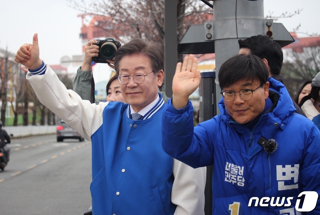 3월 25일 이재명 더불어민주당 대표와 변광용 후보가 삼성중공업 앞 장평오거리에서 출근인사를 하고 있다.&#40;변광용 선거사무소 제공&#41;