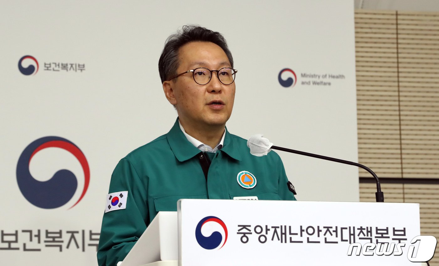 본문 이미지 - 박민수 중앙재난안전대책본부 제1총괄조정관(보건복지부 제2차관)이 8일 오후 세종시 정부세종청사에서 긴급 브리핑을 통해 의대 증원 2,000 명에 대한 1년 유예에 대해서는 내부 검토된 바 없으며 향후 검토할 계획도 없다고 밝혔다. 2024.4.8/뉴스1 ⓒ News1 김기남 기자