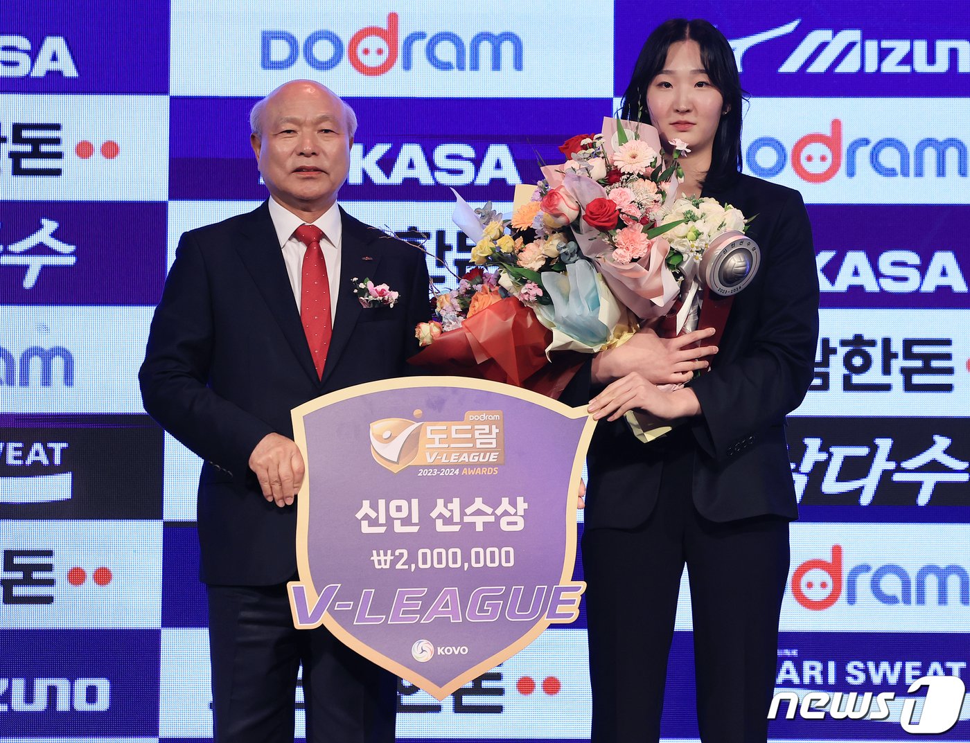 한국도로공사 김세빈이 8일 오후 서울 서초구 더케이 호텔 서울 그랜드볼룸에서 열린 &#39;도드람 2023-2024 V-리그 시상식&#39;에서 여자부 신인상을 수상한 뒤 기념 촬영을 하고 있다. 2024.4.8/뉴스1 ⓒ News1 김진환 기자