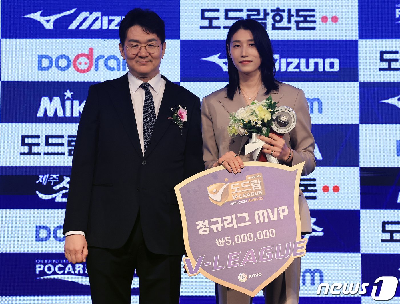 본문 이미지 - 흥국생명 김연경이 8일 오후 서울 서초구 더케이 호텔 서울 그랜드볼룸에서 열린 '도드람 2023-2024 V-리그 시상식'에서 여자부 MVP를 수상한 뒤 조원태 한국배구연맹 총재와 기념 촬영을 하고 있다. 2024.4.8/뉴스1 ⓒ News1 김진환 기자