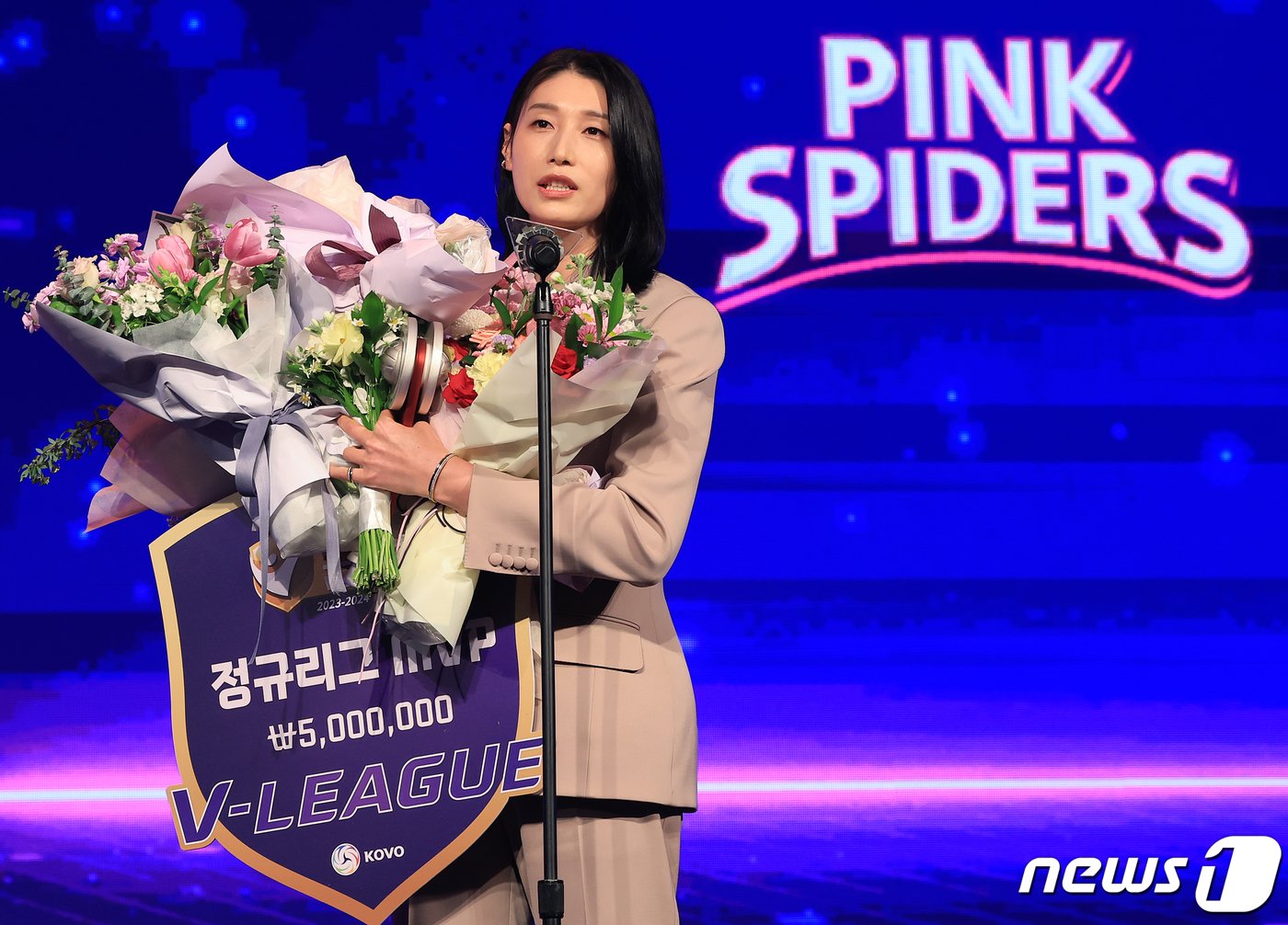 본문 이미지 - 흥국생명 김연경이 8일 오후 서울 서초구 더케이 호텔 서울 그랜드볼룸에서 열린 '도드람 2023-2024 V-리그 시상식'에서 여자부 MVP를 수상한 뒤 소감을 말하고 있다. 김연경은 이날 소감을 말하면서 다음 시즌도 흥국생명에 뛴다고 밝혔다. 2024.4.8/뉴스1 ⓒ News1 김진환 기자