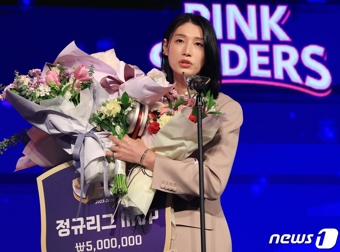 본문 이미지 - 흥국생명 김연경이 8일 오후 서울 서초구 더케이 호텔 서울 그랜드볼룸에서 열린 '도드람 2023-2024 V-리그 시상식'에서 여자부 MVP를 수상한 뒤 소감을 말하고 있다. 김연경은 이날 소감을 말하면서 다음 시즌도 흥국생명에 뛴다고 밝혔다. 2024.4.8/뉴스1 ⓒ News1 김진환 기자