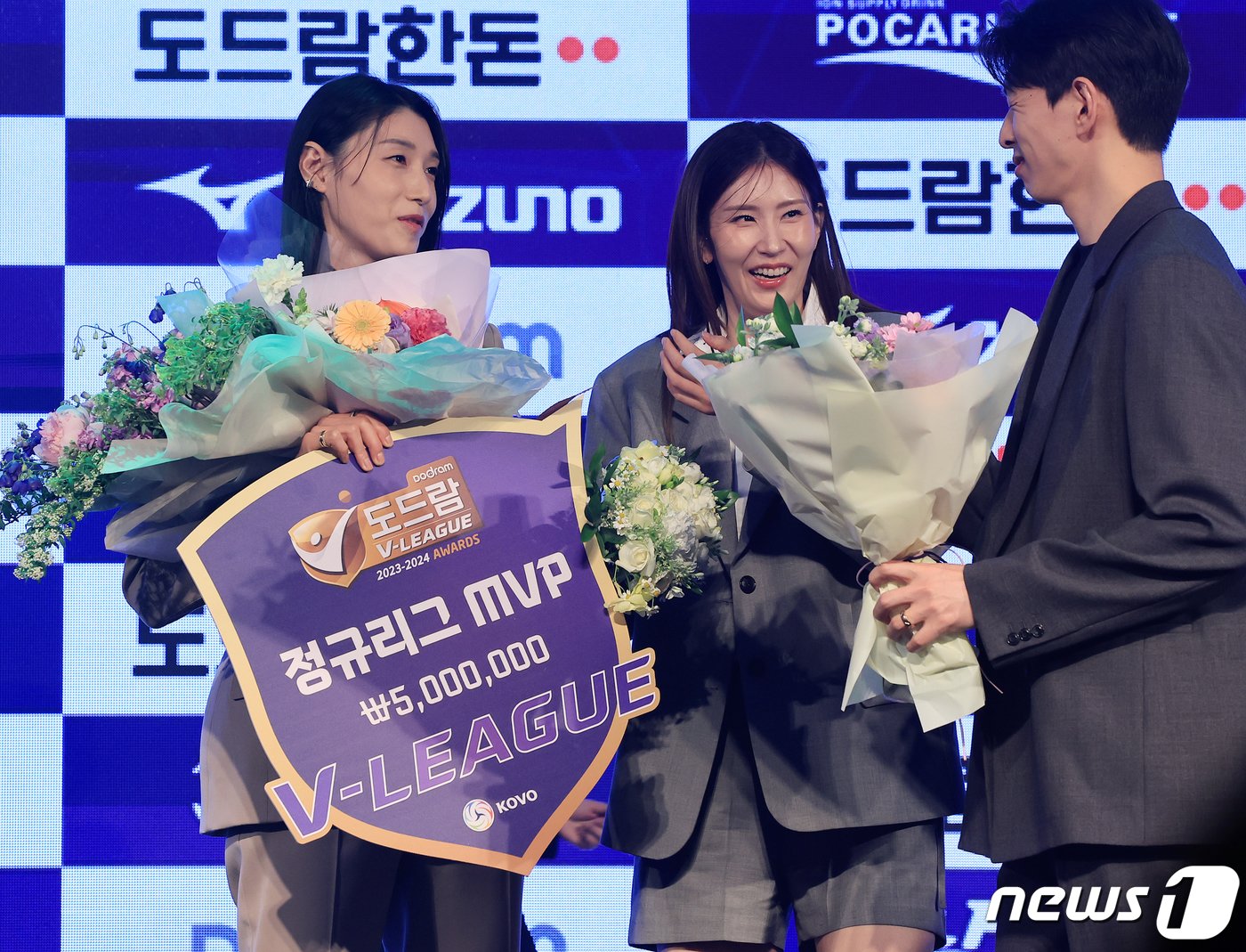 본문 이미지 - 흥국생명 김연경이 8일 오후 서울 서초구 더케이 호텔 서울 그랜드볼룸에서 열린 '도드람 2023-2024 V-리그 시상식'에서 여자부 MVP를 수상한 뒤 팀 동료 김수지, 대한항공 한선수의 축하를 받고 있다. 2024.4.8/뉴스1 ⓒ News1 김진환 기자