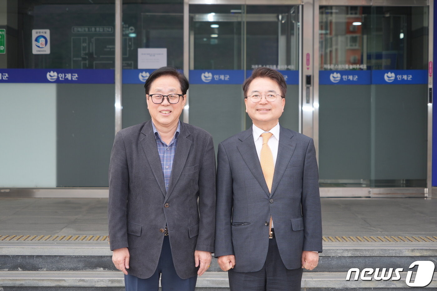 본문 이미지 -  최상기 인제군수와 육동한 춘천시장.(춘천시 제공)