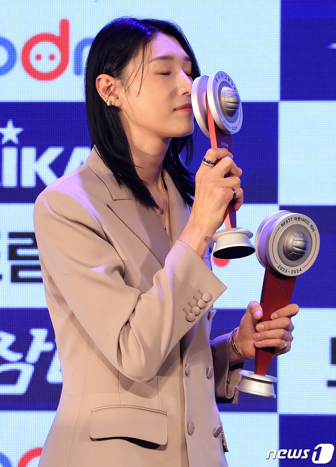 본문 이미지 - 흥국생명 김연경이 8일 오후 서울 서초구 더케이 호텔 서울 그랜드볼룸에서 열린 '도드람 2023-2024 V-리그 시상식'을 마친 뒤 정규리그 MVP, 여자부 베스트7 아웃사이드 히터 트로피를 들고 포즈를 취하고 있다. 2024.4.8/뉴스1 ⓒ News1 김진환 기자