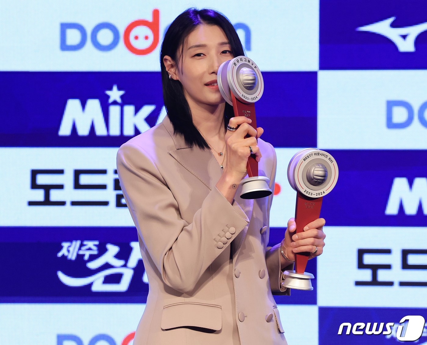 본문 이미지 - 흥국생명 김연경이 8일 오후 서울 서초구 더케이 호텔 서울 그랜드볼룸에서 열린 '도드람 2023-2024 V-리그 시상식'을 마친 뒤 정규리그 MVP, 여자부 베스트7 아웃사이드 히터 트로피를 들고 포즈를 취하고 있다. 2024.4.8/뉴스1 ⓒ News1 김진환 기자