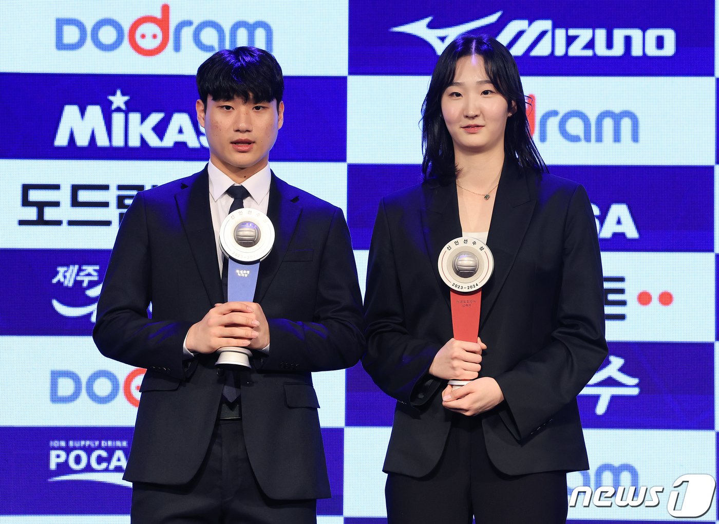 본문 이미지 - 8일 오후 서울 서초구 더케이 호텔 서울 그랜드볼룸에서 열린 '도드람 2023-2024 V-리그 시상식'에서 남자부 신인상 삼성화재 이재현과 여자부 신인상 한국도로공사 김세빈이 기념 촬영하고 있다. 2024.4.8/뉴스1 ⓒ News1 김진환 기자