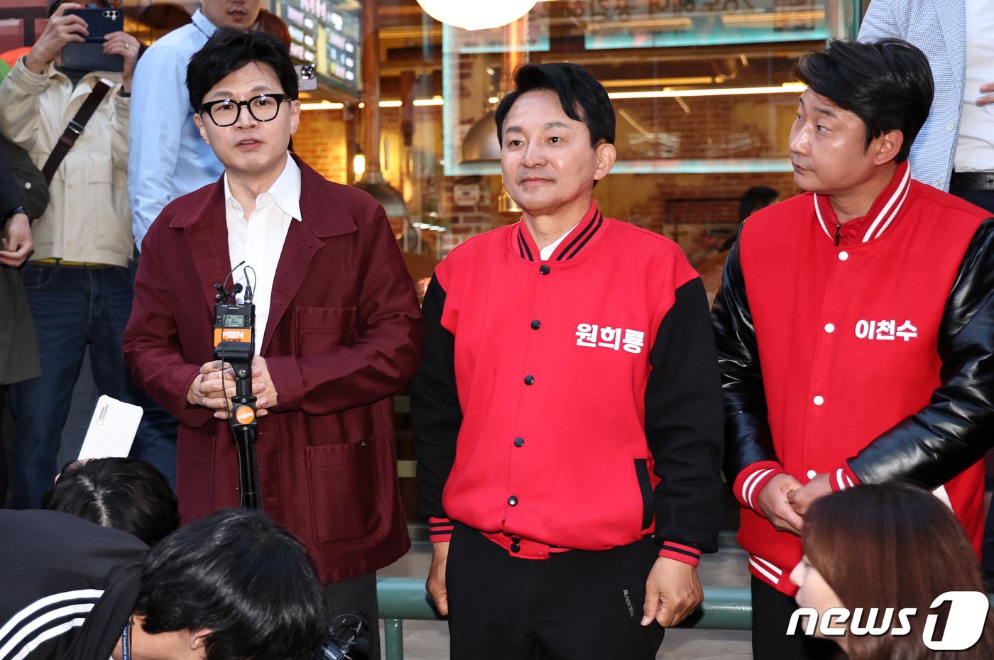 본문 이미지 - 한동훈 국민의힘 비상대책위원장 겸 총괄선거대책위원장이 8일 오후 인천 계양구의 한 고깃집에서 원희룡 후보, 이천수 씨와 함께 대화를 마친 뒤 발언하고 있다. 2024.4.8/뉴스1 ⓒ News1 구윤성 기자