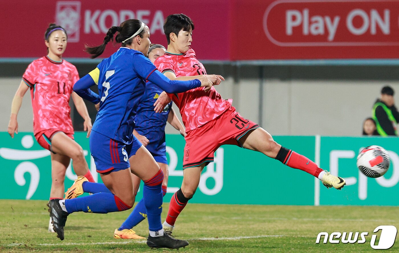 본문 이미지 - 8일 오후 경기 이천종합운동장에서 열린 신세계 이마트 초청 여자축구 국가대표 친선경기 대한민국과 필리핀의 평가전 후반전, 한국 김혜리가 슛을 시도하고 있다. 2024.4.8/뉴스1 ⓒ News1 안은나 기자